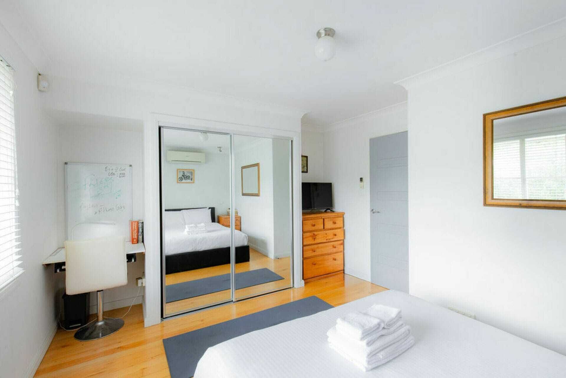 Iron/ironing board, Internet, bed sheets