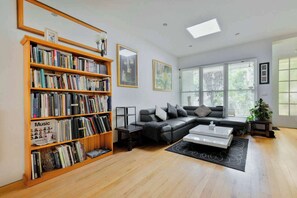 Interior - Cozy 1BDR Apartment in Leafy Hawthorn (Hawthorn)