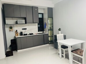Private kitchen - Cozy 1-bedroom apartment in brilliant Kampala with AC, balcony, spacious (Kampala)