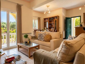 TV - Villa Giardino (Acharavi)