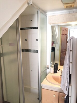 Dusche, Haartrockner, Handtücher