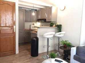 Kühlschrank, Mikrowelle, Wasserkocher, Toaster