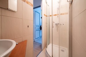 Shower, towels - Charming Apartment Near Buttes‑Chaumont and Belleville (París)