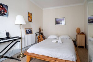 1 bedroom, iron/ironing board, free WiFi, bed sheets - Charming Apartment Near Buttes‑Chaumont and Belleville (París)