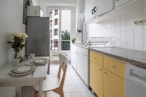 Fridge, coffee/tea maker, cookware/dishes/utensils - Charming Apartment Near Buttes‑Chaumont and Belleville (París)
