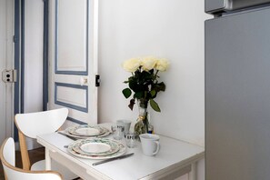 Dining - Charming Apartment Near Buttes‑Chaumont and Belleville (París)