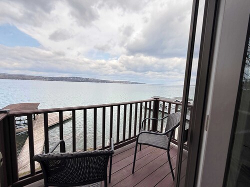 Lakeside Retreat with Stunning Waterfront Views