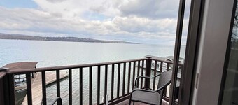Lakeside Retreat with Stunning Waterfront Views