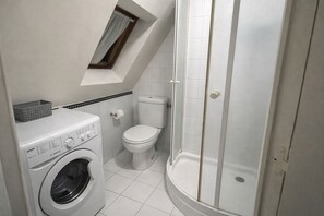Shower, towels - Beautiful apartment in République & Marais (París)