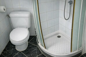 Shower, towels - Beautiful apartment in République & Marais (París)
