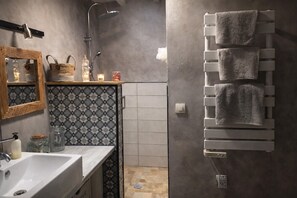 Dusch, hårtork, handdukar och toalettpapper