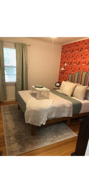 Room - Cozy 3 bedroom house situated close to several local attractions in Beaufort, SC (Beaufort)