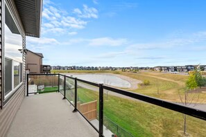 Property grounds - Cozy and Inviting home, whole house to your self to stay with 2 free parkings. (Calgary)