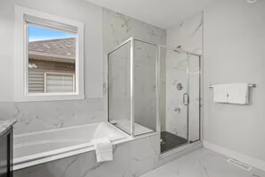 Hair dryer, towels, soap, toilet paper - Cozy and Inviting home, whole house to your self to stay with 2 free parkings. (Calgary)