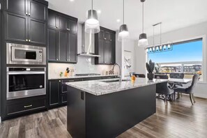 Private kitchen - Cozy and Inviting home, whole house to your self to stay with 2 free parkings. (Calgary)