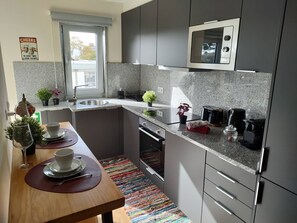 Fridge, microwave, oven, stovetop - Arrábida Ruby Apartment (Vila Nova de Gaia)