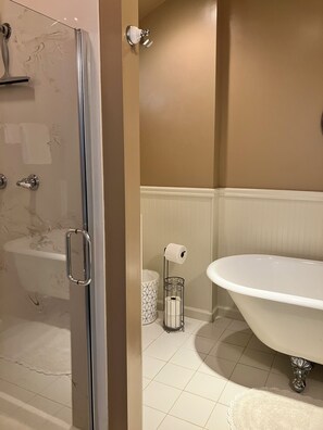 Shower, hair dryer, towels, soap - Charming 1875 Farmhouse in Historic Jacksonville — Walk to Town & Britt (Jacksonville, OR)