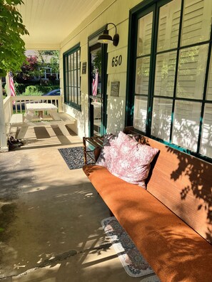 Terrace/patio - Charming 1875 Farmhouse in Historic Jacksonville — Walk to Town & Britt (Jacksonville, OR)