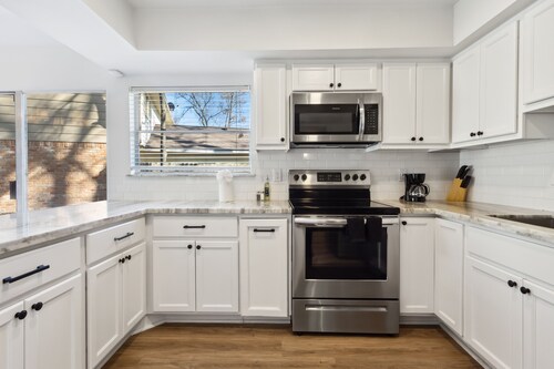 Bright 3BR/2BA Home  Furnished w/yard + All Utilities Included near Lake Houston