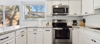 Bright 3BR/2BA Home  Furnished w/yard + All Utilities Included near Lake Houston