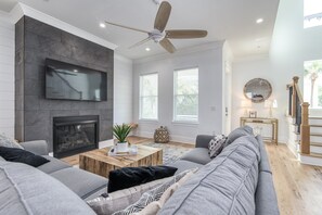 Smart TV - Luxury Home on 30A~ 5 min walk to beach~ 4 bikes! (santa rosa beach)