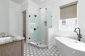 Shower, towels - Luxury Home on 30A~ 5 min walk to beach~ 4 bikes! (santa rosa beach)