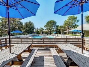 Outdoor dining - New! Steps from the beach~1 Bd/1 Ba- Sleeps 4! (Santa rosa beach)