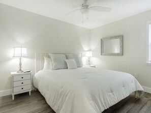 1 bedroom, iron/ironing board, travel cot, free WiFi - New! Steps from the beach~1 Bd/1 Ba- Sleeps 4! (Santa rosa beach)