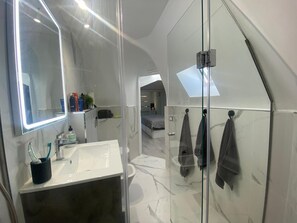 Douche, sèche-cheveux, bidet, serviettes fournies