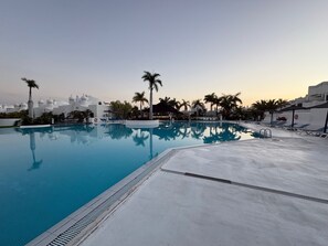 Pool -  Luxury 2 bedroom  2 balconies apartment  with sea view and heated communal pool (Playa Paraiso)