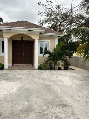 Exterior detail - Cozy 1-bedroom apartment in terrific Nassau with AC (Nassau)