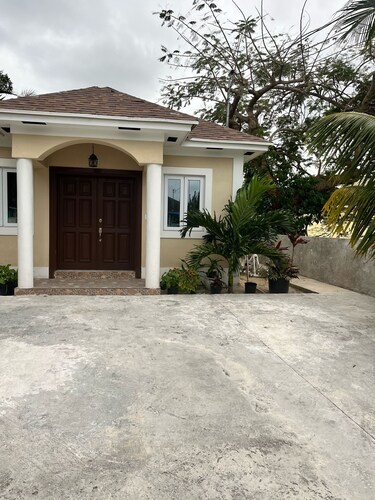 Cozy 1-bedroom apartment in terrific Nassau with AC