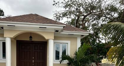 Cozy 1-bedroom apartment in terrific Nassau with AC