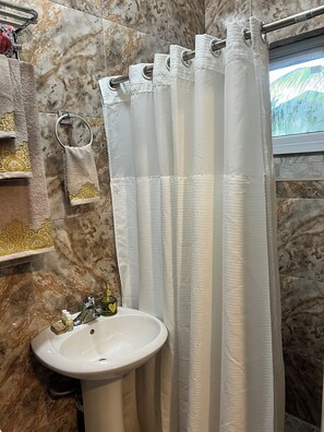 Handtücher, Seife, Toilettenpapier