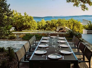 Outdoor dining - Villa Mare Vista – Private Estate with Heated Pool (Kaštel Kambelovac)