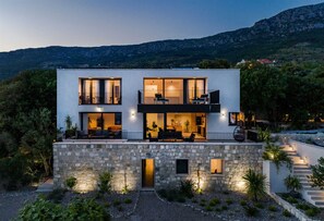 Exterior - Villa Mare Vista – Private Estate with Heated Pool (Kaštel Kambelovac)