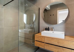 Shower, hair dryer, towels - Villa Mare Vista – Private Estate with Heated Pool (Kaštel Kambelovac)