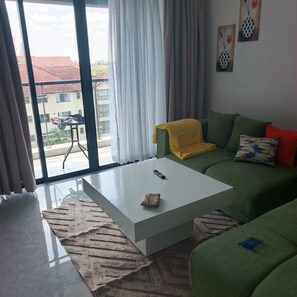 Living area - 1-bedroom apartment in perfect Nairobi with fitness room access (Nairobi)