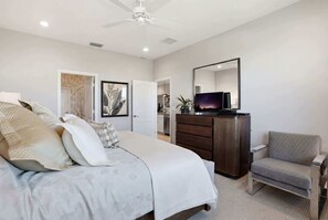 Desk, iron/ironing board, WiFi, bed sheets - Lakefront Luxury + Stunning Naples Sunsets (Naples)