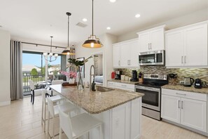 Fridge, microwave, oven, dishwasher - Lakefront Luxury + Stunning Naples Sunsets (Naples)