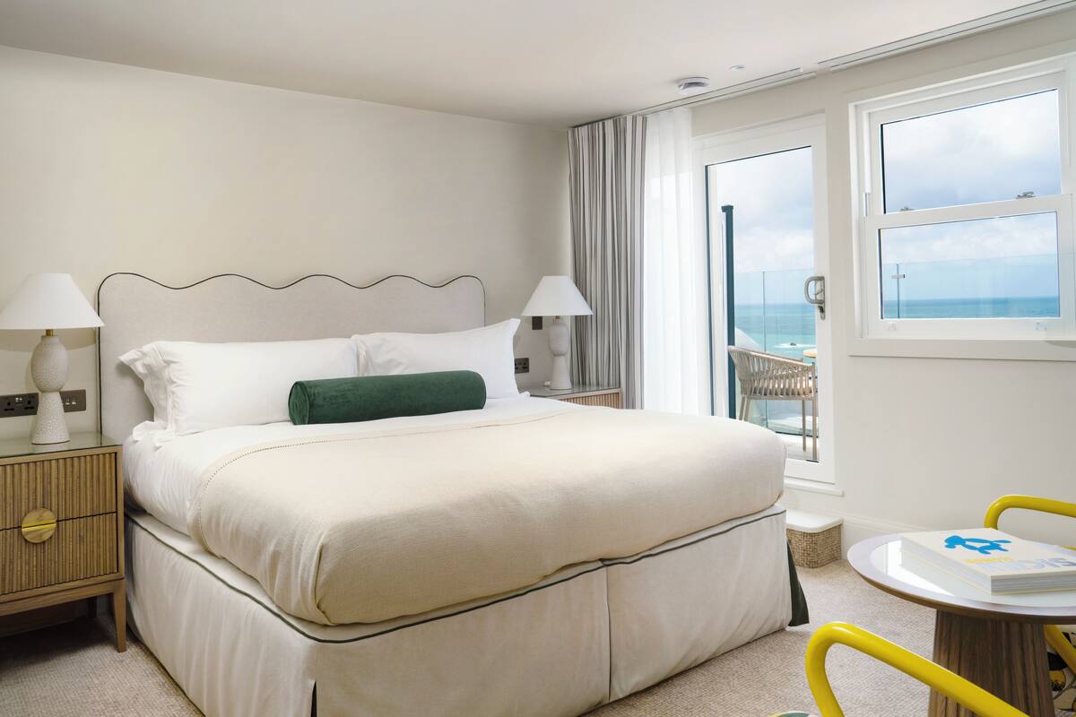 Chambre Deluxe, terrasse, vue sur la mer | Coffre-fort pour ordinateur portable, bureau, fer et planche à repasser