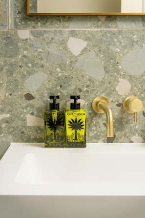 Articles de toilette gratuits, sèche-cheveux, serviettes fournies, savon