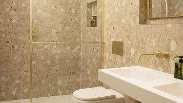 Suite, terrazzo, vista mare | Bagno | Set di cortesia gratuito, asciugacapelli, asciugamani, sapone