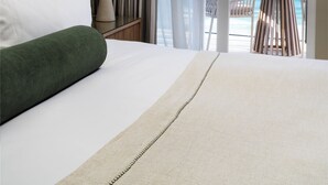 Habitació Deluxe, terrassa, vistes al mar | Caixa forta a l'habitació, escriptori i planxa i posts de planxar 