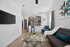 TV - New! Modern 3BR w/Fenced Yard, Pet Friendly! (Temple)