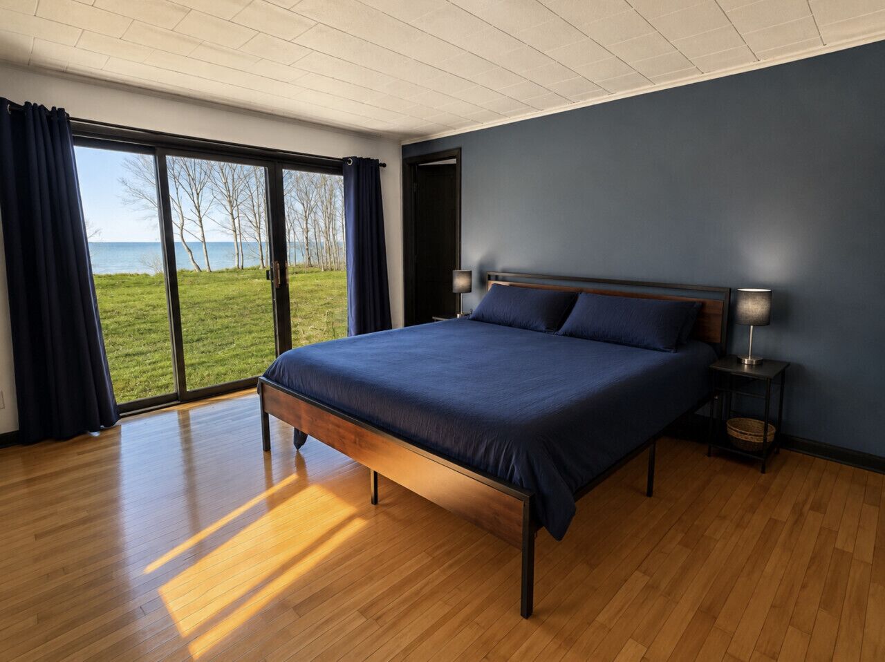 Bureau, lit parapluie, Wi-Fi gratuit, draps fournis
