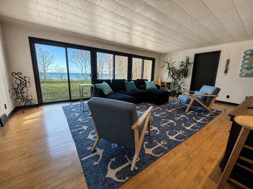 King Lakefront Retreat on 7.5 Acres Near Wineries