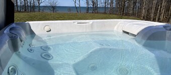 King Lakefront Retreat on 7.5 Acres Near Wineries
