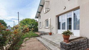 Un edificio con una scala in pietra, una pianta in vaso e una finestra.