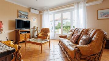 Fernseher, DVD-Player, Tischtennisplatte